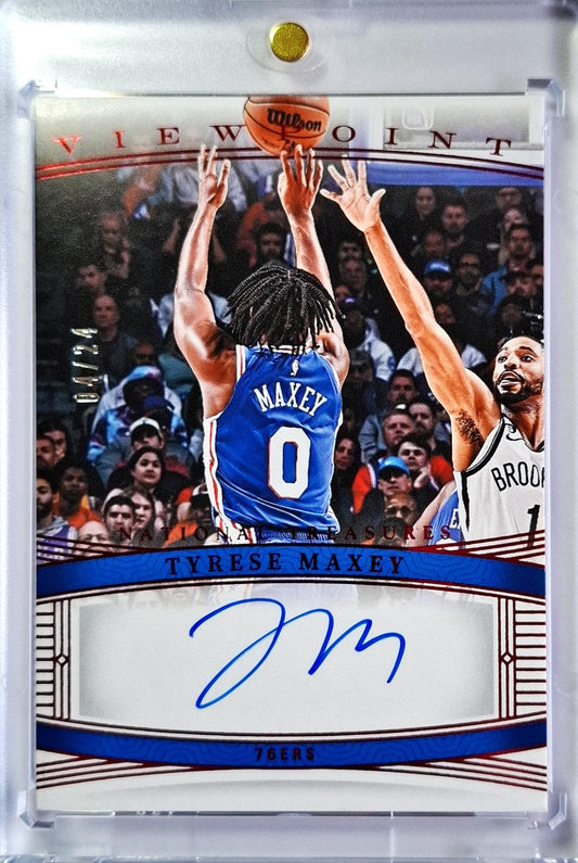2023-24 Panini National Treasures Viewpoint Tyrese Maxey Auto Karte 04/24 Philadelphia 76ers.