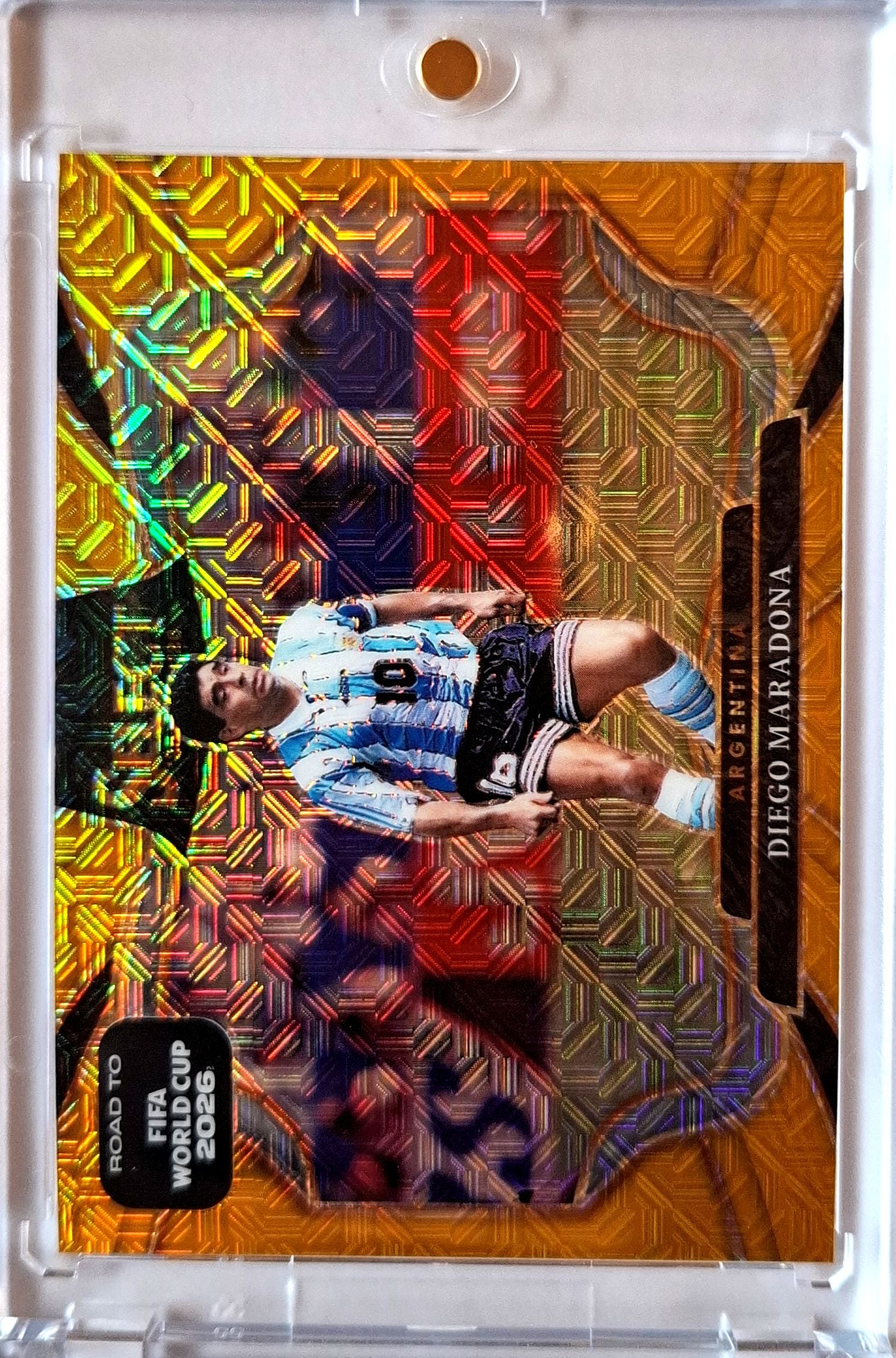 2025-26 Panini Select Road to FIFA World Cup Field Level Gold Prizm Diego Maradona Karte 06/10 Argentina.