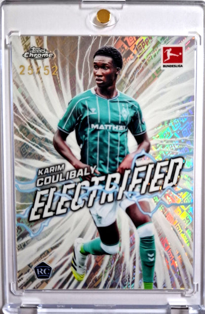 2025-26 Topps Chrome Bundesliga Electrified Toppsfractor Karim Coulibaly Rookie Karte 25/52 Werder Bremen.