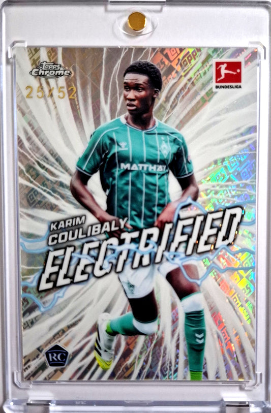2025-26 Topps Chrome Bundesliga Electrified Toppsfractor Karim Coulibaly Rookie Karte 25/52 Werder Bremen.