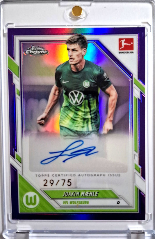 2025-26 Topps Chrome Bundesliga Autograph Purple Joakim Maehle Karte 29/75 VFL Wolfsburg.