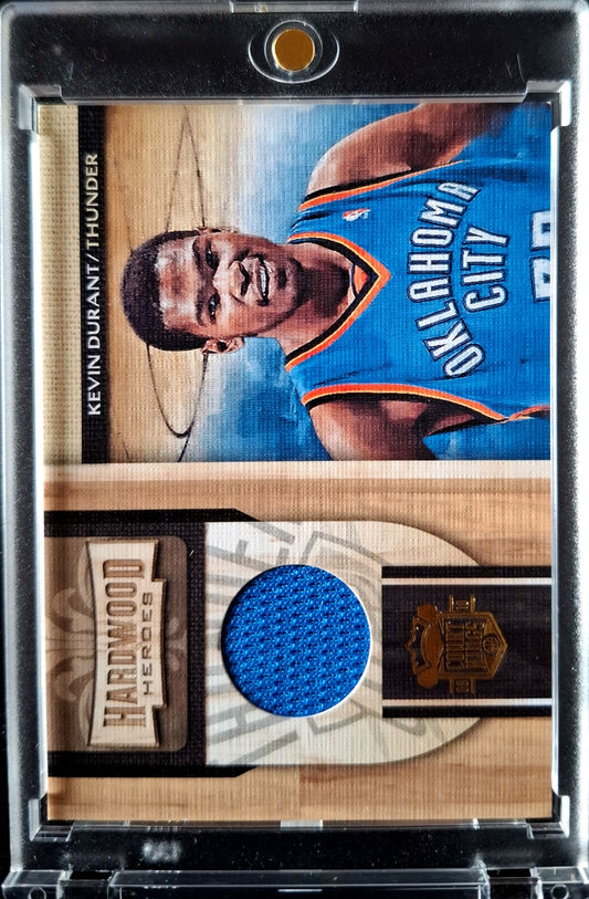 2009-10 Panini Court Kings Hardwood Heroes Kevin Durant Game Worn Jersey Karte 135/299 Oklahoma City Thunder.