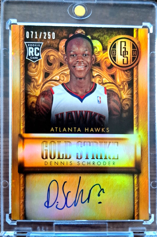 2013-14 Panini Gold Standard Gold Strike Dennis Schröder RC Rookie Auto Karte 071/250 Atlanta Hawks.