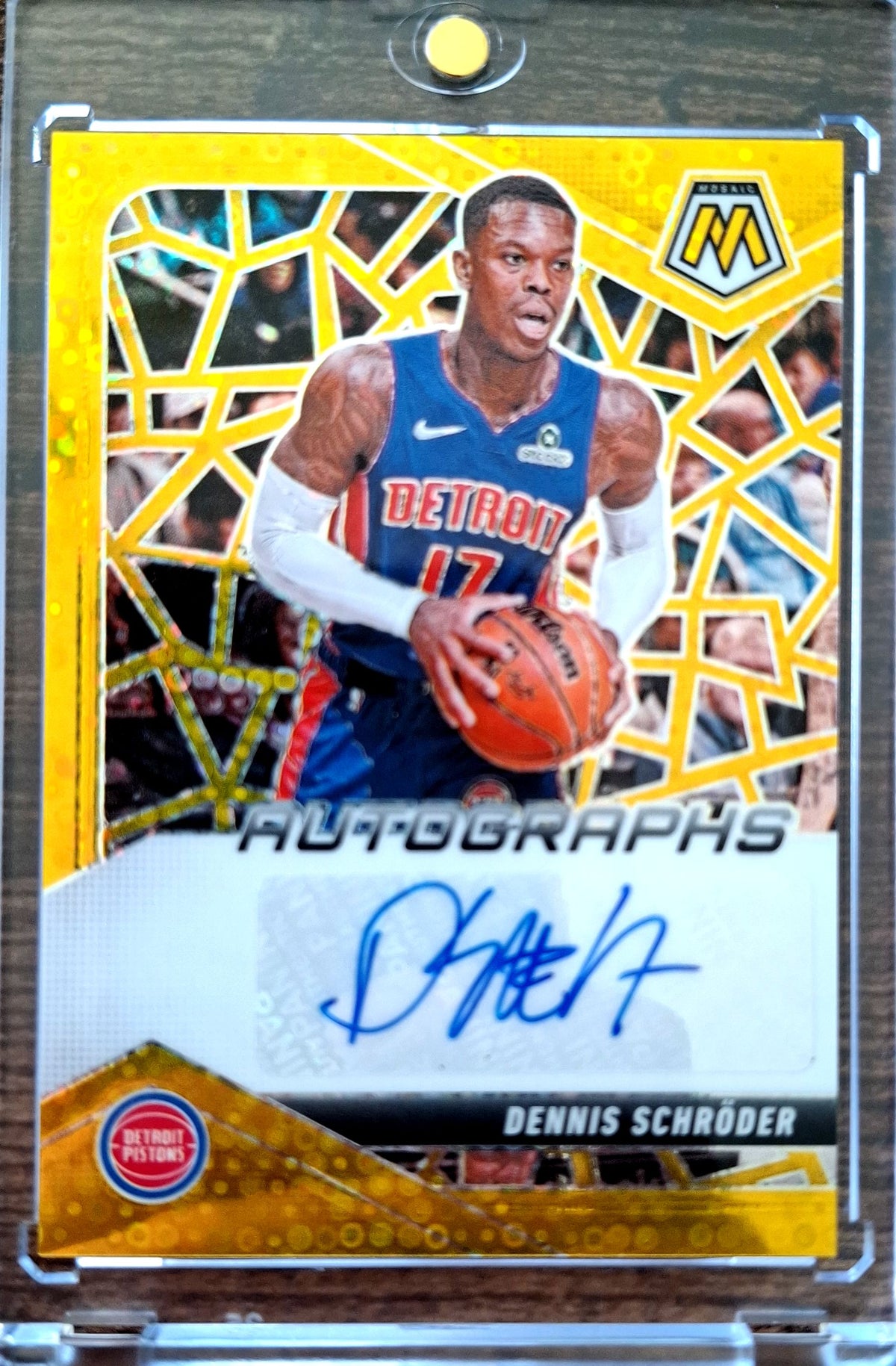 2024-25 Panini Mosaic Autographs Gold Disco Dennis Schröder Auto Karte 08/10 Detroit Pistons.
