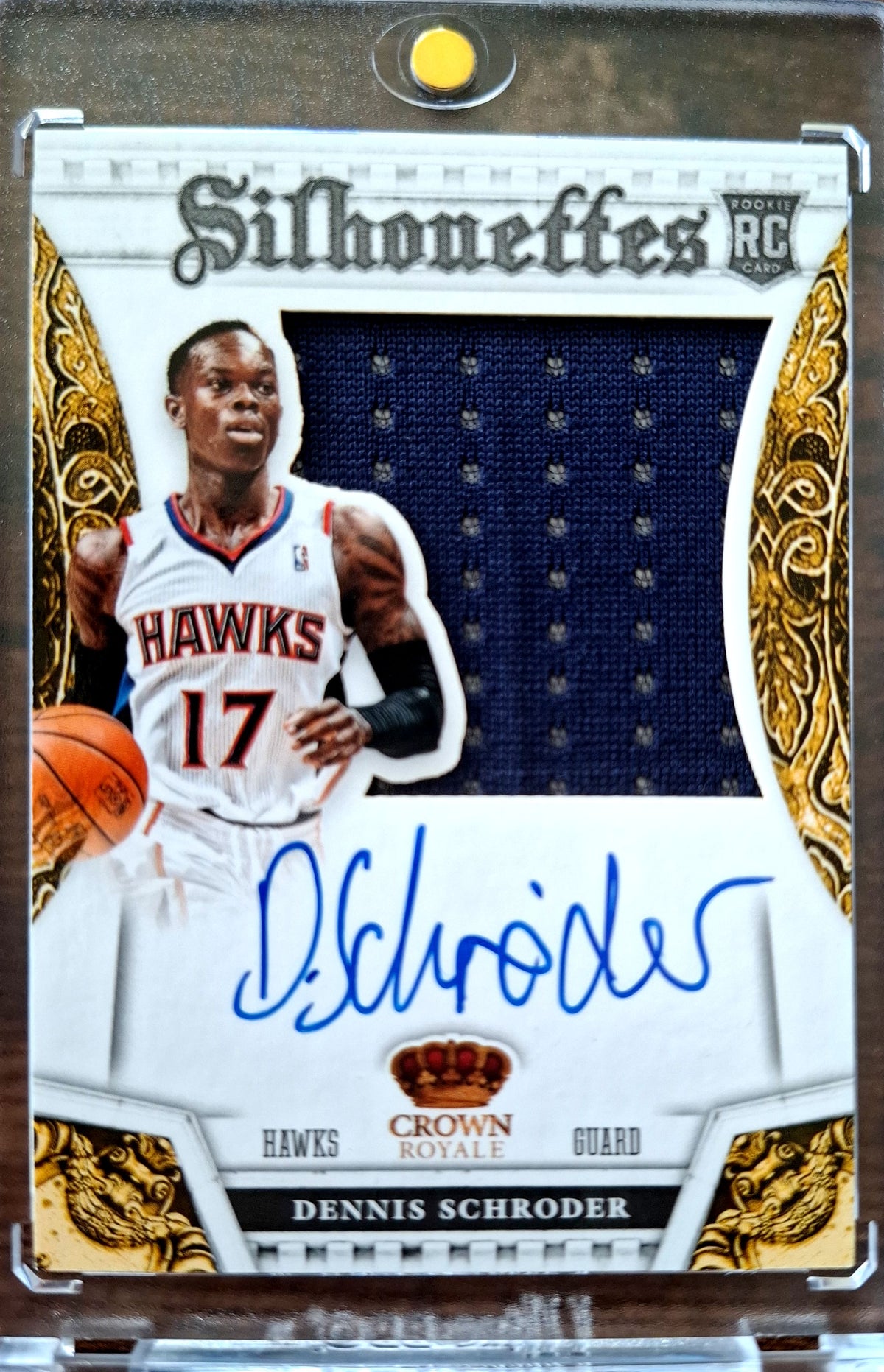 2013-14 Panini Preferred Silhouettes Rookie Jersey Autograph Dennis Schröder RC Auto Karte 53/99 Atlanta Hawks Game Worn.