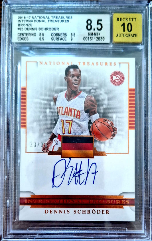 2016-17 Panini National Treasures International Treasures Bronze Dennis Schröder Auto Karte 23/25 BGS 8.5 Auto 10 Atlanta Hawks.