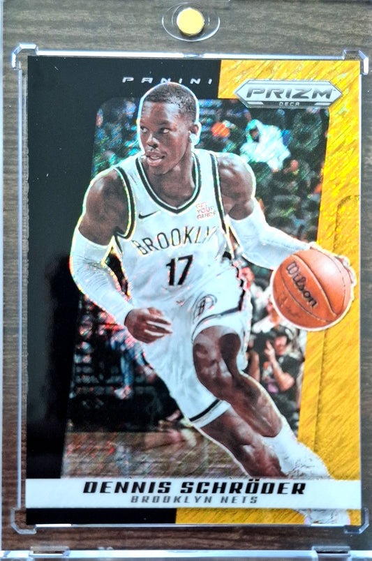 2024-25 Panini Prizm Deca Gold Shimmer Dennis Schröder Karte 7/8 Brooklyn Nets.