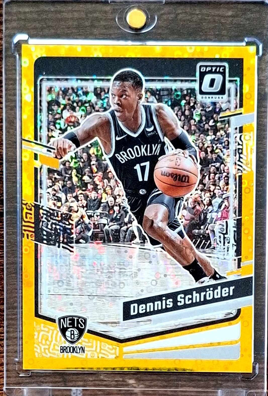2023-24 Panini Donruss Optic Disco Gold Prizm Dennis Schröder Karte 05/10 Brooklyn Nets.
