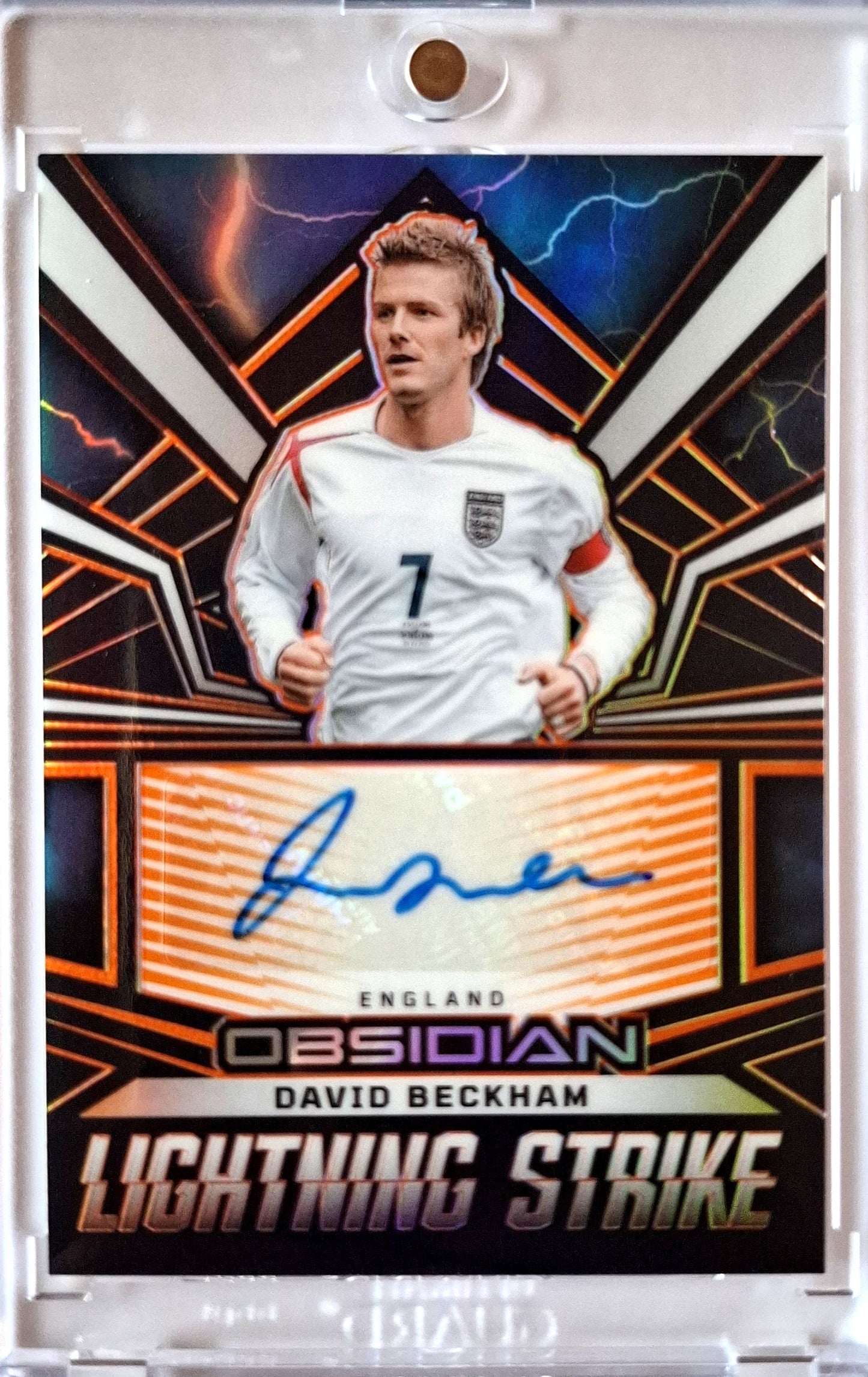 2023-24 Panini Obsidian Lightning Strike David Beckham Auto Karte 09/25 England.