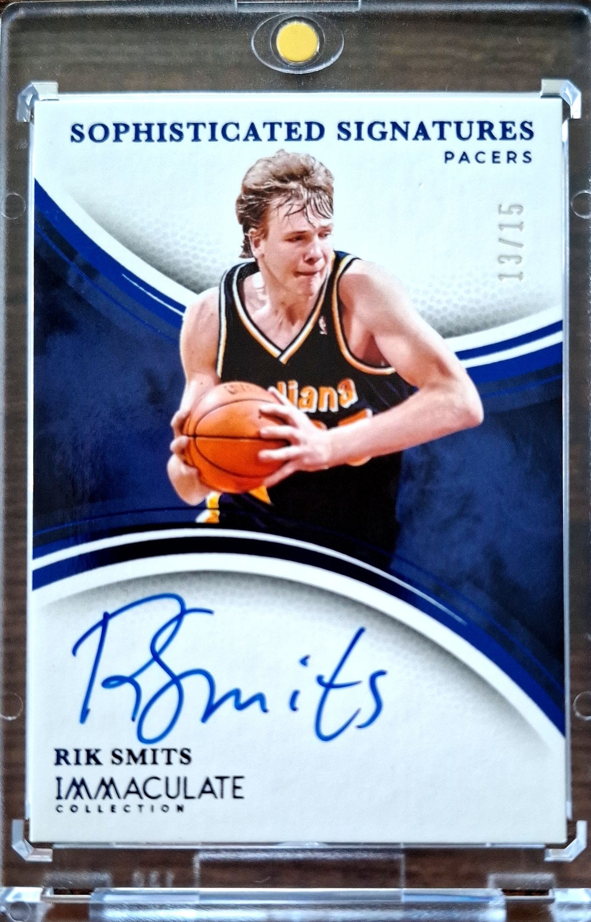 2024-25 Panini Immaculate Sophisticated Signatures Rik Smits Auto Karte 13/15 Indiana Pacers.