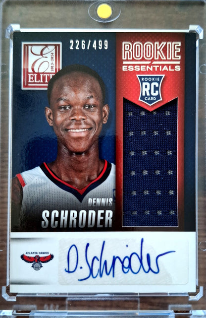 2013-14 Panini Elite Rookie Essentials Dennis Schröder RC Rookie Jersey Auto Karte 226/499 Atlanta Hawks Game Worn.