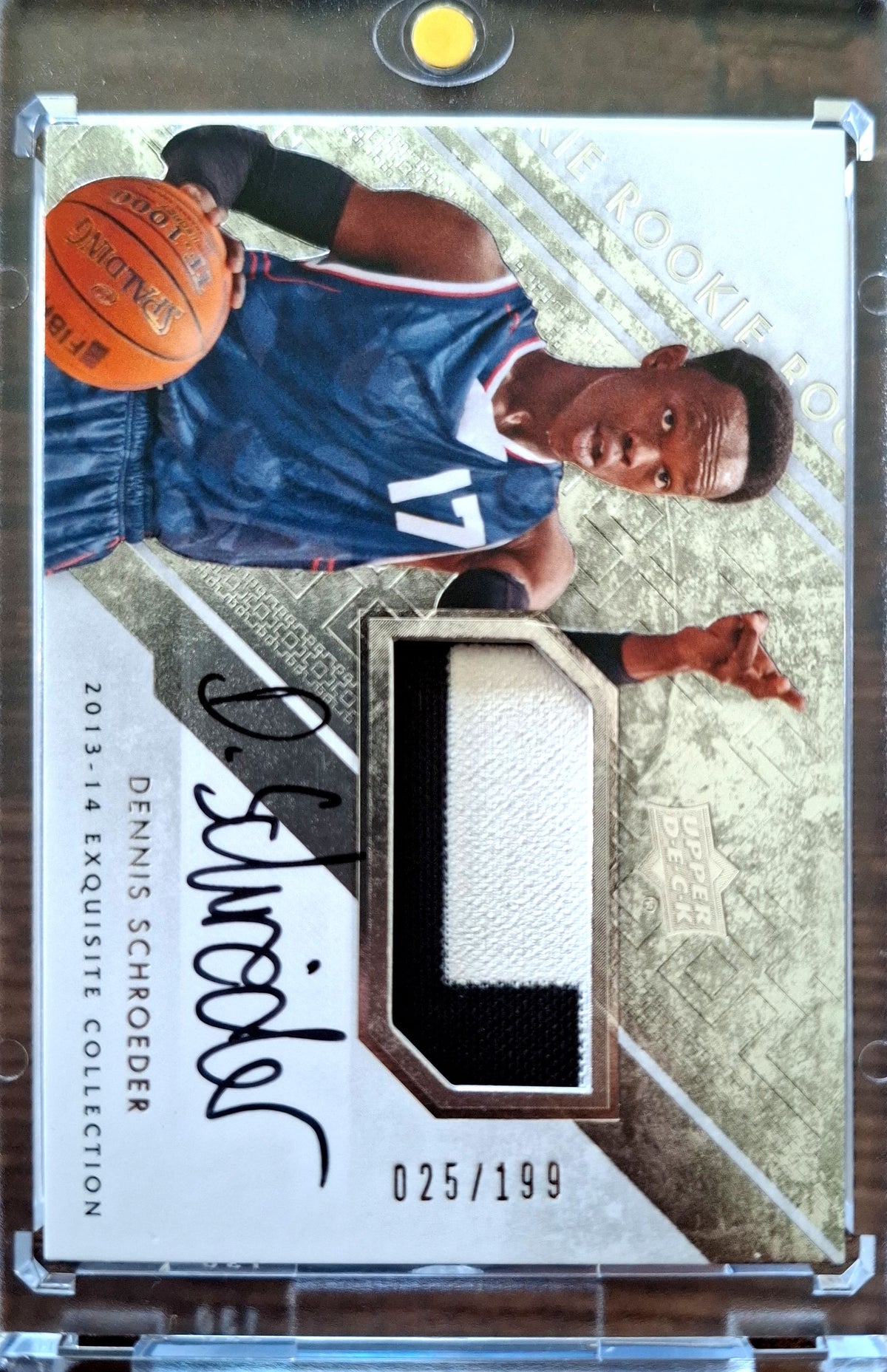 2013-14 Upper Deck Exquisite Collection Dennis Schröder RC Rookie Patch Auto Karte 025/199 Player Worn.
