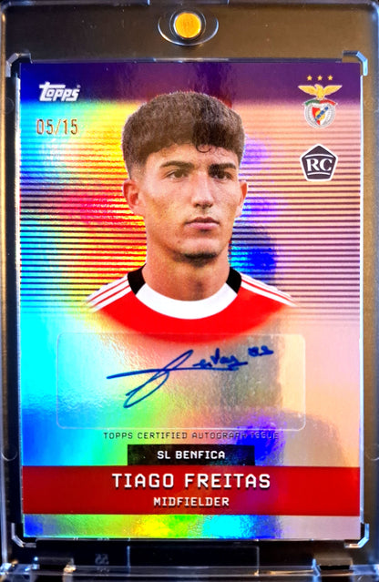 2025-26 Topps Team Set SL Benfica Headshot Heroes Autograph Tiago Freitas RC Rookie Auto Karte 05/15 Lissabon.