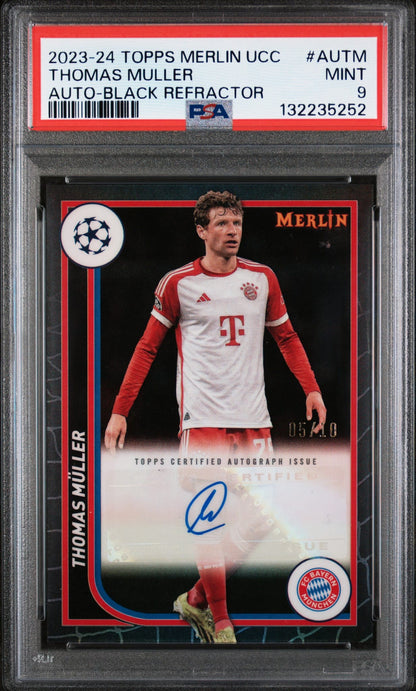 2023-24 Topps Merlin UCC Black Refractor Thomas Müller Auto Karte 05/10 PSA 9 FC Bayern München.
