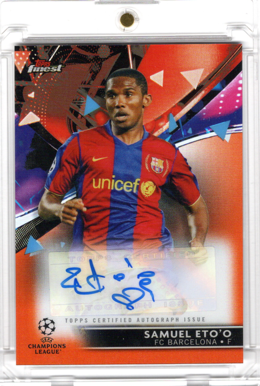 2021-22 Topps Finest Champions League Orange Refractor Auto Samuel Eto'o Karte 17/25 FC Barcelona.