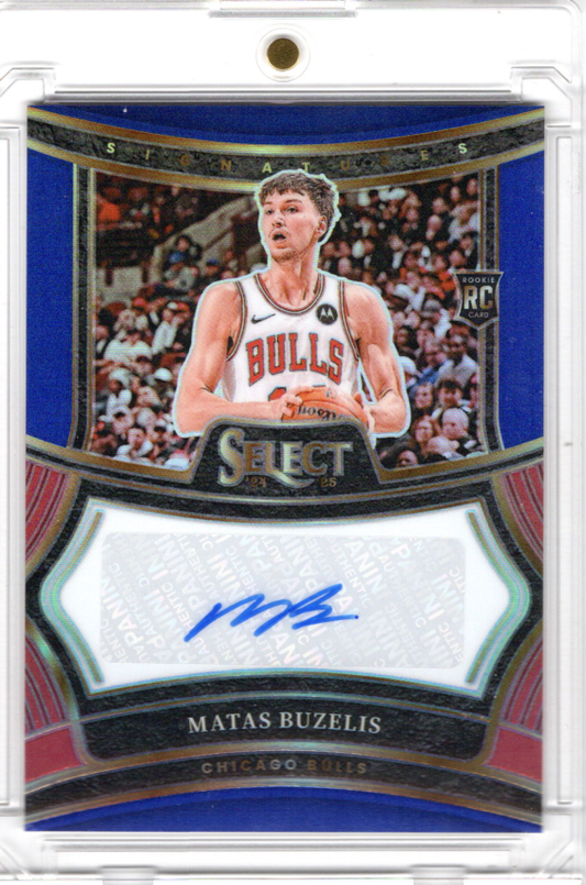 2024-25 Panini Select Rookie Signature Blue Matas Buzelis Auto Karte 24/49 Chicago Bulls.