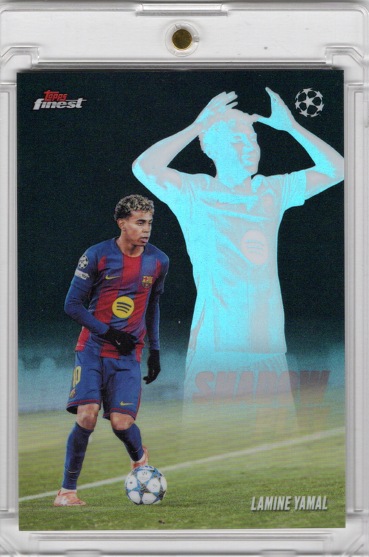 2025-26 Topps Finest UCC Finest Shadow Play Insert Lamine Yamal Karte FC Barcelona.