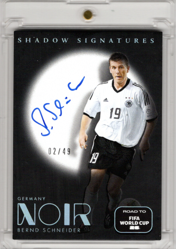 2025-26 Panini Noir FIFA Shadow Signatures Bernd Schneider Auto Karte 2/49 DFB.