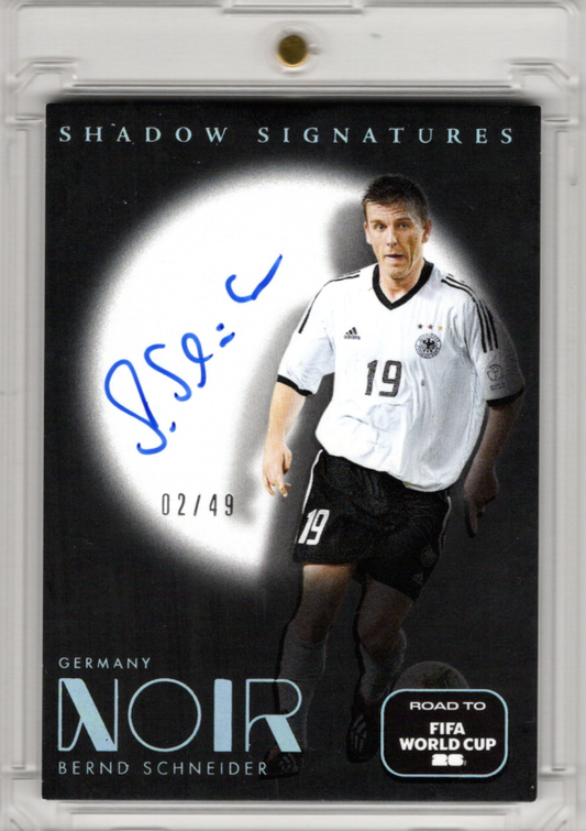 2025-26 Panini Noir FIFA Shadow Signatures Bernd Schneider Auto Karte 2/49 DFB.
